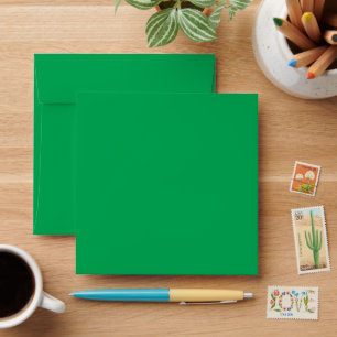 Enveloppe un arrière - plan vert avec une bordure blanche