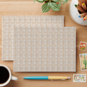 Enveloppe un fond blanc avec des points marrons dessus