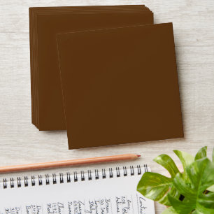 Enveloppe un fond marron avec une bordure blanche