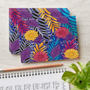 Enveloppe un motif coloré de fleurs et de feuilles sur un fo