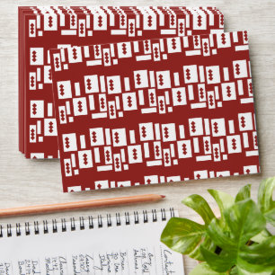 Enveloppe Un tapis rouge avec un motif texturé est étalé sur