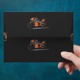 Enveloppe une moto orange avec un arrière - plan noir