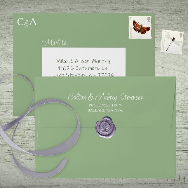Enveloppe Vert naturel, Mariage Monogramme préadressé (Light dusty green natural green 5x7 wedding invitation envelope with address printed on back flap)