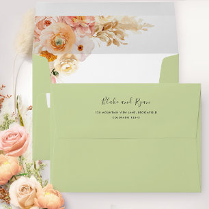 Enveloppe verte élégante à l'intérieur floral de P