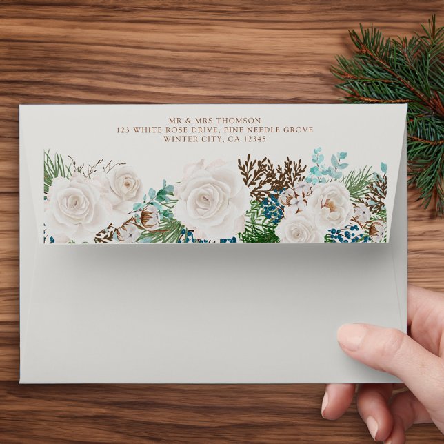 Enveloppe Winter White Roses Adresse 5x7 Faire-part de maria (Winter Wedding Invitation Envelope with Pine Eucalyptus and White Roses. )
