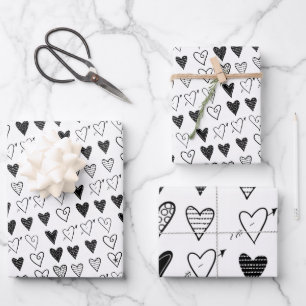 Envelopper les feuilles de papier Les coeurs noirs