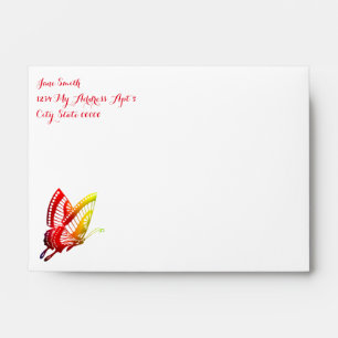 Enveloppes blanches de papillon rouge et jaune
