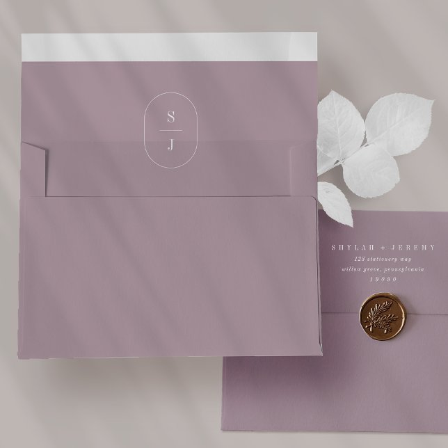 Enveloppes de Faire-part de mariage de monogrammes (SHYLAH Lilac Monogram Wedding Invitation Envelopes)