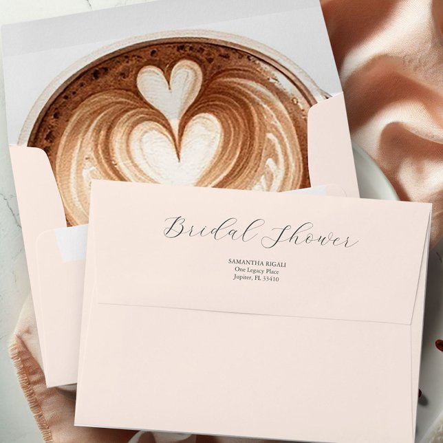 Enveloppes de Fête des mariées L'amour brasse du c (Love is brewing coffee bridal shower invitation envelope by Do Tell A Belle)