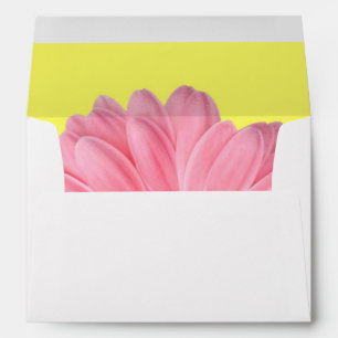 Enveloppes de marguerite rose et jaune