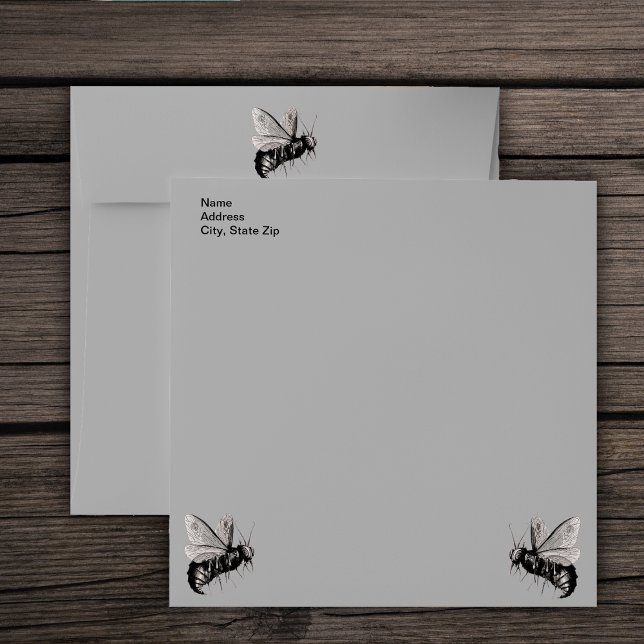 Enveloppes Gros crâne gothique noir d'abeilles blanches sur a (Black and white Gothic illustration of creepy bees with skulls on wings on grey mailing envelopes.)