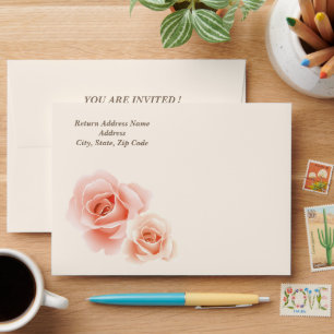 Enveloppes Vous êtes Invité. Roses roses élégantes