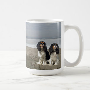 Épagneuls cavaliers du Roi Charles sur la tasse d