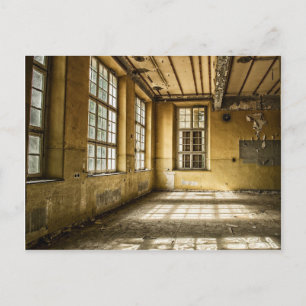 Espace abandonné avec grande carte Windows Post