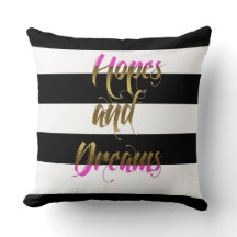 Espoirs et coussin métallique rose de rêves