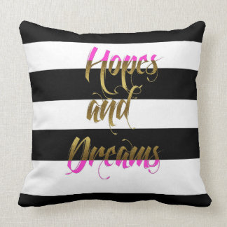 Espoirs et coussin métallique rose de rêves