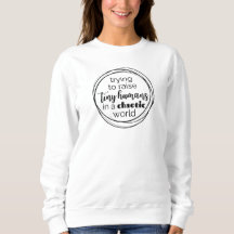 Essayer de lever de minuscules Sweatshirts humains
