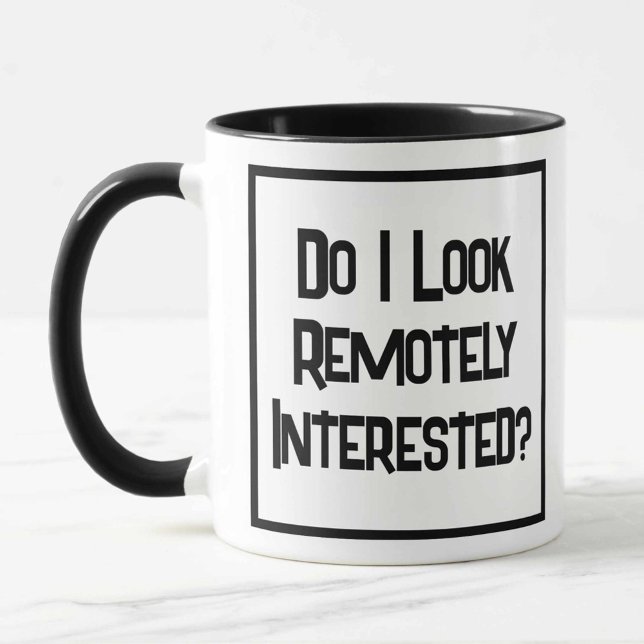 Est-ce que je regarde à distance intéressé? Mug à  (Créateur téléchargé)