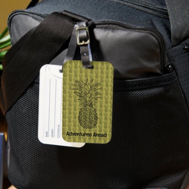 Étiquette À Bagage Ananas sur fond vert motif (Pineapple luggage tag pattern background and template text.)