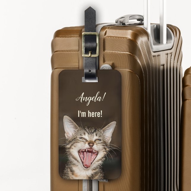 Étiquette À Bagage Balise de bagage humoristique de chat amusant (Luggage tag featuring a funny image of a yelling cat trying to catch your attention)