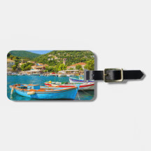 Bateaux de pêche grecs colorés dans le port de Kio