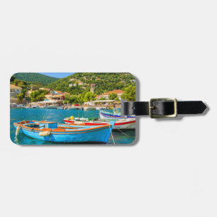 Étiquette À Bagage Bateaux de pêche grecs colorés dans le port de Kio