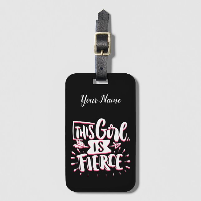 Étiquette À Bagage Cette Fille Est L'Autonomisation De Fille Fierce (Devant Vertical)