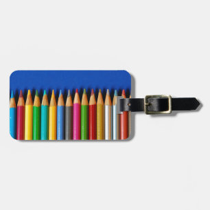 Étiquette À Bagage Crayons colorés de crayon sur l'arrière - plan
