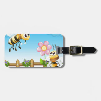 Étiquette À Bagage Deux abeilles à l'intérieur de la barrière en bois