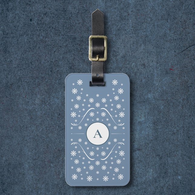 Étiquette À Bagage Étiquette de la Luge du monogramme à fleurs bleues (Dusty Blue Flower Power Monogram Luggage Tag)