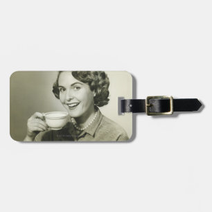 Étiquette À Bagage Femme tenant des tasses