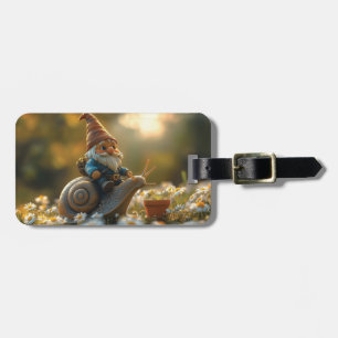 Étiquette À Bagage Gnome Whimsical sur Snail Ride Magical Garden Scèn
