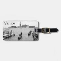 Gondole noire et blanche dans la ville de Venise