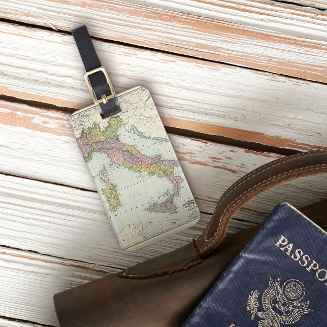 Étiquette À Bagage Italie. (Luggage tag on table)