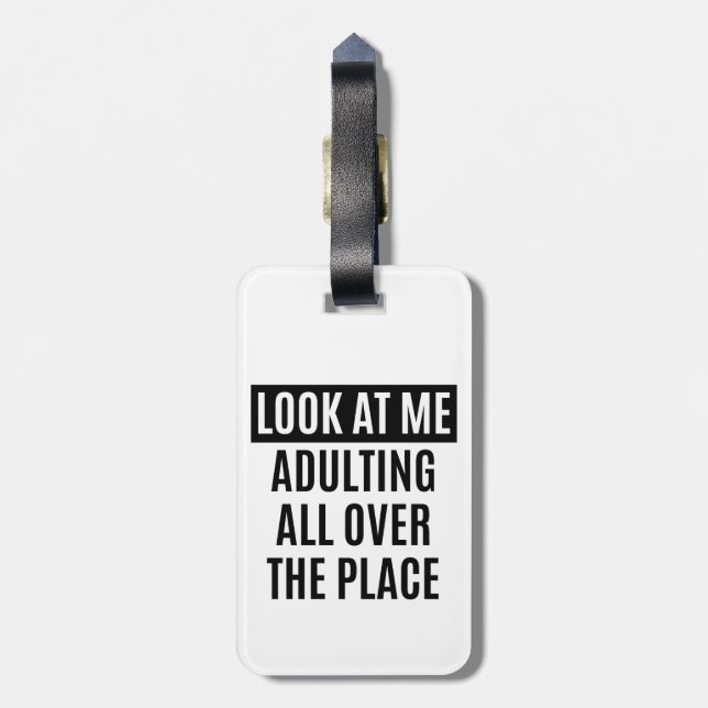 Étiquette À Bagage Le meme drôle Adulting partout citent (Dos Vertical)