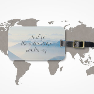 Étiquette À Bagage Montagnes Et Ainsi L'Aventure Continue Citation