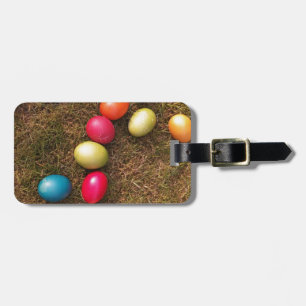 Étiquette À Bagage Oeufs peints colorés dans le jardin, Oeufs de Pâqu