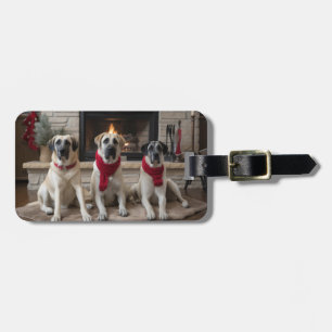 Étiquette À Bagage Pasteur anatolien près de la cheminée Noël