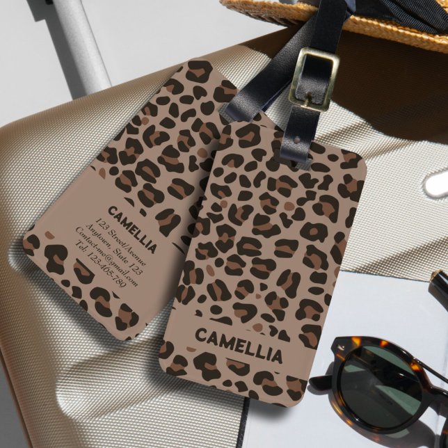Étiquette À Bagage Peau léopard animal moderne foncé Brown (The modern fashion custom luggage tag with pattern of leopard skin in dark brown and black. )
