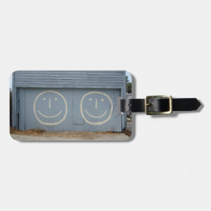 Étiquette À Bagage Portes de garage à visage joyeux sur une colline