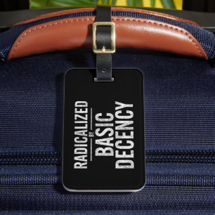 Étiquette À Bagage Radicalement Par Une Décence Fondamentale Drôle