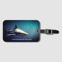 Requin noir océanique sous l'eau