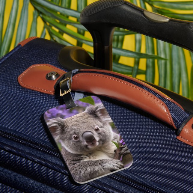 Étiquette À Bagage "Rêver dans le violet : Un Koala dans un arbre Jac (Insitu Rectoal 1)