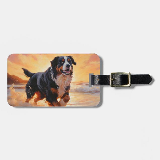 Étiquette À Bagage Sandy Paws Bernese Mountain Dog on Beach Sunset (Devant horizontal)