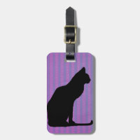Silhouette de chat noir sur les rayures pourpres