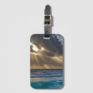 Étiquette À Bagage Soleil Traversant Les Nuages Au-Dessus De La Mer