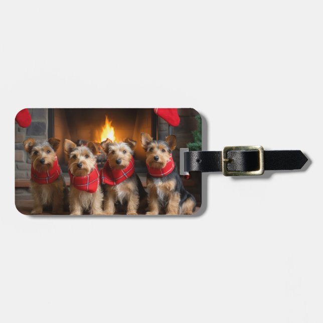 Étiquette À Bagage Terrier australien près du feu Noël (Devant horizontal)