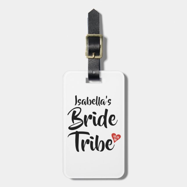 Étiquette À Bagage Tribu de la mariée Date rouge Cœur Personnalisé (Devant Vertical)