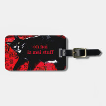 Tuxedo Kitty sur Red Rug