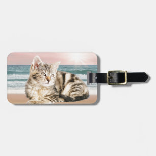 Étiquette À Bagage Un chat rayé plus mignon assis sur la plage au cou